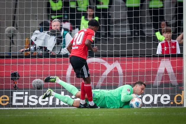 Tjark Ernst 1 Hertha BSC Berlin catches a ball in front of Pape Demba Diop 20 1FC Nuernberg , 1 FC Nuernberg vs Hertha BSC Berlin, DFL, 2 Bundesliga, Saison 2025 2026, Max Morlock Stadion, Hinrunde, 7 Spieltag, 28 09 2025 DFB regulations prohibit any use of photographs as image sequences and or quasi video Nuernberg Bayern Germany Copyright: xkolbert-press MartinxAgüerax