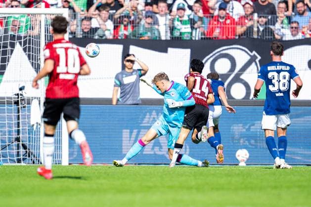 28 09 2025 Soccer, 2025 2026, 2 Bundesliga, Matchday 7, Hannover 96 DSC Arminia Bielefeld M Husseyn Chakroun Hannover scores the goal to 1 1 in front of Jonas Kersken Bielefeld DFL REGULATIONS PROHIBIT ANY USE OF PHOTOGRAPHS AS IMAGE SEQUENCES AND OR QUASI VIDEO