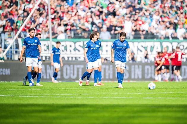 28 09 2025 Soccer, 2025 2026, 2 Bundesliga, Matchday 7, Hannover 96 DSC Arminia Bielefeld L R Maximilian Großer Bielefeld , Marius Wörl Bielefeld , Mael Corboz Bielefeld , Joel Felix Bielefeld , Marvin Mehlem Bielefeld after the goal to 1 1 by Husseyn Chakroun Hannover DFL REGULATIONS PROHIBIT ANY USE OF PHOTOGRAPHS AS IMAGE SEQUENCES AND OR QUASI VIDEO