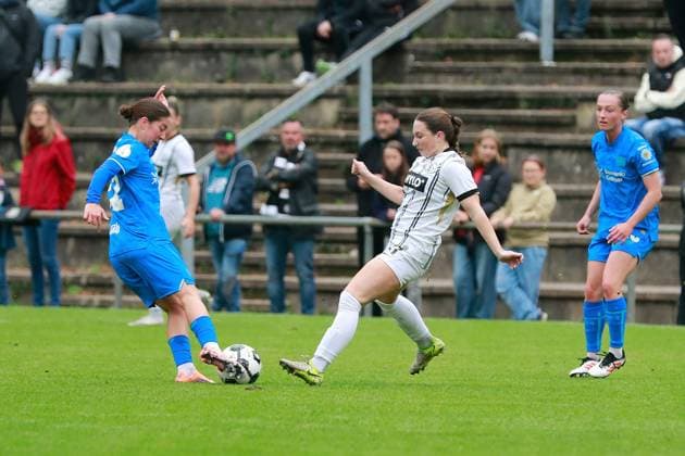28 09 2025, xrhsx, Fußball DFB Pokal Frauen 1 Runde, SV Elversberg Bayer 04 Leverkusen v l Vanessa Haim Bayer Leverkusen Alice Walker SV Elversberg Zweikampf, Aktion, action, battle for the ball DFL DFB REGULATIONS PROHIBIT ANY USE OF PHOTOGRAPHS as IMAGE SEQUENCES and or QUASI VIDEO Elversberg