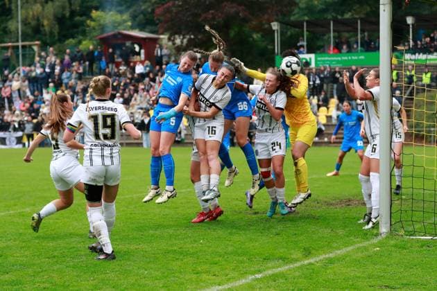28 09 2025, xrhsx, Fußball DFB Pokal Frauen 1 Runde, SV Elversberg Bayer 04 Leverkusen v l Claudia Wenger Bayer Leverkusen Leila Schmit SV Elversberg Juliette Vidal Bayer Leverkusen Emily Klein SV Elversberg Kanasa Takeshita SV Elversberg Zweikampf, Aktion, action, battle for the ball DFL DFB REGULATIONS PROHIBIT ANY USE OF PHOTOGRAPHS as IMAGE SEQUENCES and or QUASI VIDEO Elversberg
