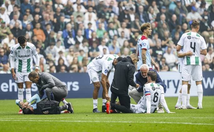 GRONINGEN - (L-R) FC Groningen goalkeeper Etienne Vaessen and referee Bas Nijhuis during the Dutch Eredivisie match between FC Groningen and Feyenoord at the Euroborg Stadium on September 28, 2025, in Groningen, Netherlands. ANP VINCENT JANNINK Eredivisie 2025 26 xVIxANPxSportx xxANPxIVx 537730154 originalFilename: 537730154.jpg