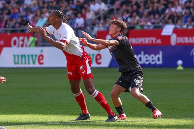 2025-09-28 FC Utrecht v SC Heerenveen - Dutch Eredivisie UTRECHT, NETHERLANDS - SEPTEMBER 28: Sebastien Haller of FC Utrecht, Oliver Braude of sc Heerenveen during the Dutch Eredivisie match between FC Utrecht and SC Heerenveen at Stadion de Galgenwaard on September 28, 2025 in Utrecht, Netherlands. Utrecht Stadion de Galgenwaard Netherlands Content not available for redistribution in The Netherlands directly or indirectly through any third parties. Copyright: xBenxGalx