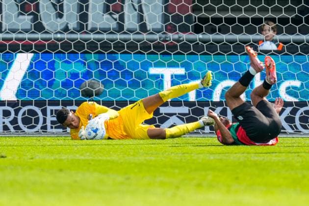 2025-09-28 NEC Nijmegen v AZ Alkmaar - Dutch Eredivisie NIJMEGEN, NETHERLANDS - SEPTEMBER 28: Goalkeeper Rome-Jayden Owusu-Oduro of AZ Alkmamar makes a save during the Dutch Eredivisie match between NEC Nijmegen and AZ Alkmaar at Goffertstadion on September 28, 2025 in Nijmegen, Netherlands. Nijmegen Goffertstadion Netherlands Content not available for redistribution in The Netherlands directly or indirectly through any third parties. Copyright: xEdxvanxdexPolx