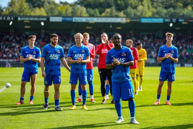 2025-09-28 NEC Nijmegen v AZ Alkmaar - Dutch Eredivisie NIJMEGEN, NETHERLANDS - SEPTEMBER 28: Ibrahim Sadiq of AZ Alkmaar thanking fans for their support during the Dutch Eredivisie match between NEC Nijmegen and AZ Alkmaar at Goffertstadion on September 28, 2025 in Nijmegen, Netherlands. Nijmegen Goffertstadion Netherlands Content not available for redistribution in The Netherlands directly or indirectly through any third parties. Copyright: xEdxvanxdexPolx