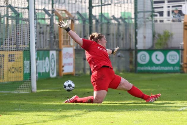 Soccer DFB Pokal Women BSG Chemie Leipzig vs FC Carl Zeiss Jena 28 09 2025 Goalkeeper Lina Bredereck 25, Chemie Leipzig is beaten for the second time The ball goes into the goal for 0 2 for Jena Soccer, DFB Pokal Women, Season 2025 2026, 1 Round BSG Chemie Leipzig vs FC Carl Zeiss Jena on 28 09 2025 at Alfred Kunze Sportpark, Leipzig Leutzsch Copyright: xBEAUTIFULxSPORTS JanxKaeferx