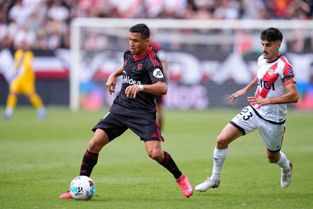 September 28, 2025, Madrid, Madrid, Spain: Alexis Sanchez of Sevilla FC in action during the Spanish League, LaLiga EA Sports, football match played between Rayo Vallecano and Sevilla FC at Estadio de Vallecas on September 28, 2025, in Madrid, Spain. Madrid Spain - ZUMAa181 20250928_zaa_a181_027 Copyright: xDennisxAgyemanx