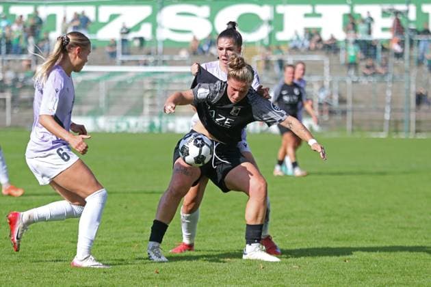 Soccer DFB Pokal Women BSG Chemie Leipzig vs FC Carl Zeiss Jena 28 09 2025 Lucy Hüllmann 9, Chemie Leipzig is grabbed by Anika Metzner 4, Carl Zeiss Jena by the jersey Soccer, DFB Pokal Women, Season 2025 2026, 1 Round BSG Chemie Leipzig vs FC Carl Zeiss Jena on 28 09 2025 at Alfred Kunze Sportpark, Leipzig Leutzsch Copyright: xBEAUTIFULxSPORTS JanxKaeferx