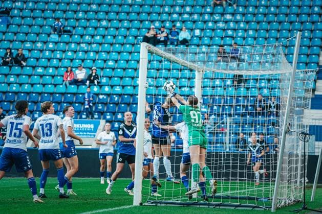 DFB Pokal Women 1 FC Magdeburg vs Hamburger SV, 28 09 25 Merle Hellwig 1 FC Magdeburg, 97 holds the ball Hamburger SV DFB Pokal Women 2025 2026, 1 Round 1 FC Madgeburg vs Hamburger SV on 28 09 2025 at the Avnet Arena, Magdeburg DFB DFL REGULATIONS PROHIBIT ANY USE OF PHOTOGRAPHS AS IMAGE SEQUENCES AND OR QUASI VIDEO Copyright: xBEAUTIFULxSPORTS Tonhäuserx