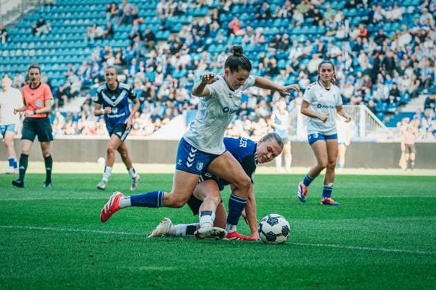 DFB Pokal Women 1 FC Magdeburg vs Hamburger SV, 28 09 25 Latoya Bach 1 FC Magdeburg, 8 wins the ball Hamburger SV DFB Pokal Women 2025 2026, 1 Round 1 FC Madgeburg vs Hamburger SV on 28 09 2025 at Avnet Arena, Magdeburg DFB DFL REGULATIONS PROHIBIT ANY USE OF PHOTOGRAPHS AS IMAGE SEQUENCES AND OR QUASI VIDEO Copyright: xBEAUTIFULxSPORTS Tonhäuserx