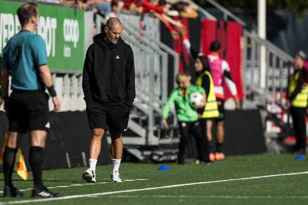 250928 Brommapojkarnas head coach Ulf Kristiansson is depressed during the football match in Allsvenskan between Brommapojkarna and Mjällby on September 28, 2025 in Stockholm  Copyright: EMMAxWALLSKOG BB250928EW039
