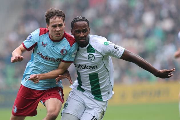 Leo Sauer of Feyenoord Rotterdam with Tyrique Mercera of FC Groningen during the match FC Groningen vs Feyenoord at the Euroborg for the Dutch Vriendenloterij Eredivisie season 2025-2026 in GRONINGEN, Netherlands on 28 september 2025, (photo by Peter Lous EYE4images DeFodi Images) Leo Sauer of Feyenoord Rotterdam with Tyrique Mercera of FC Groningen during the match FC Groningen vs Feyenoord at the Euroborg for the Dutch Vriendenloterij Eredivisie season 2025 2026 in GRONINGEN, Netherlands on 28 september 2025, photo by Peter Lous EYE4images DeFodi Images