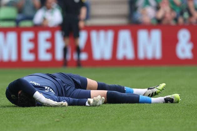 Goalkeeper Etienne Vaessen of FC Groningen injured during the match FC Groningen vs Feyenoord at the Euroborg for the Dutch Vriendenloterij Eredivisie season 2025-2026 in GRONINGEN, Netherlands on 28 september 2025, (photo by Peter Lous EYE4images DeFodi Images) Goalkeeper Etienne Vaessen of FC Groningen injured during the match FC Groningen vs Feyenoord at the Euroborg for the Dutch Vriendenloterij Eredivisie season 2025 2026 in GRONINGEN, Netherlands on 28 september 2025, photo by Peter Lous EYE4images DeFodi Images