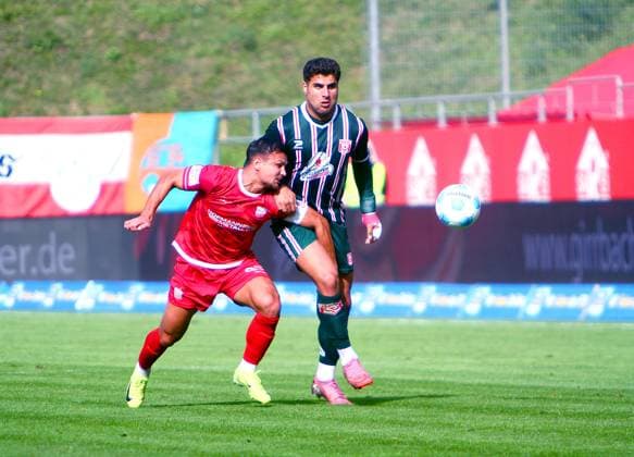 Andrej Startsev Zwickau, left in a duel with Malek Fakhro Halle Football Regionalliga Nordost 2025 26 FSV Zwickau Hallescher FC on 28 9 2025 FSV Zwickau Hallescher FC