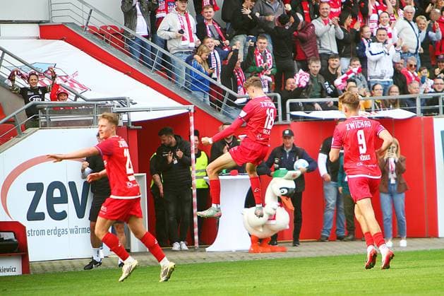 Celebrating after the 1 1 goal scorer Lukas Eixler Zwickau, center , left Daniel Haubner Zwickau , right Lennert Möbius Zwickau Soccer Regionalliga Nordost 2025 26 FSV Zwickau Hallescher FC on 28 9 2025 FSV Zwickau Hallescher FC
