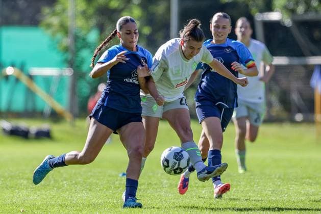 from left Amira Mobarak SC Victoria Hamburg, 19 and Rieke Dieckmann SV Werder Bremen, 22 in a duel, dynamic, action, action, game scene, THE DFB REGULATIONS PROHIBIT ANY USE OF PHOTOGRAPHS AS IMAGE SEQUENCES AND OR QUASI VIDEO , 28 09 2025, Hamburg Germany , Football, DFB Pokal Women, SC Victoria Hamburg SV Werder Bremen xobx