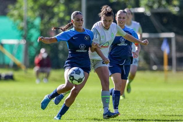from left Amira Mobarak SC Victoria Hamburg, 19 and Rieke Dieckmann SV Werder Bremen, 22 in a duel, dynamic, action, action, game scene, THE DFB REGULATIONS PROHIBIT ANY USE OF PHOTOGRAPHS AS IMAGE SEQUENCES AND OR QUASI VIDEO , 28 09 2025, Hamburg Germany , Football, DFB Pokal Women, SC Victoria Hamburg SV Werder Bremen xobx