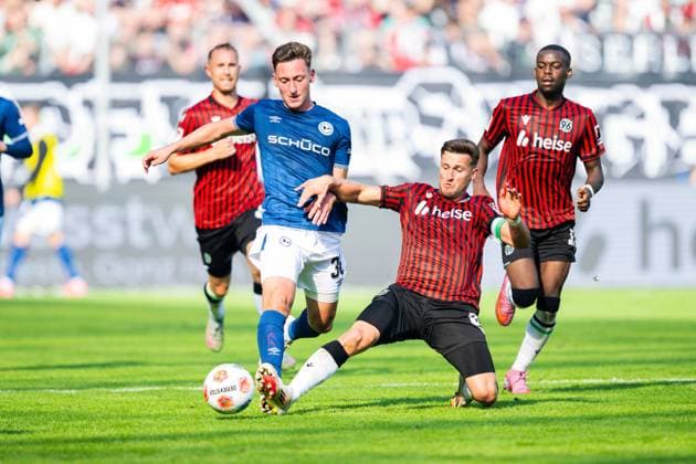 28 09 2025 Soccer, 2025 2026, 2 Bundesliga, 7 Matchday, Hannover 96 DSC Arminia Bielefeld L R Marius Wörl Bielefeld , Enzo Leopold Hannover DFL REGULATIONS PROHIBIT ANY USE OF PHOTOGRAPHS AS IMAGE SEQUENCES AND OR QUASI VIDEO