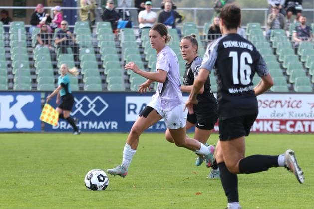 Soccer DFB Pokal Women BSG Chemie Leipzig vs FC Carl Zeiss Jena 28 09 2025 Anna Margraf 18, Carl Zeiss Jena on the ball Football, DFB Pokal Women, Season 2025 2026, 1 Round BSG Chemie Leipzig vs FC Carl Zeiss Jena on 28 09 2025 at Alfred Kunze Sportpark, Leipzig Leutzsch Copyright: xBEAUTIFULxSPORTS JanxKaeferx