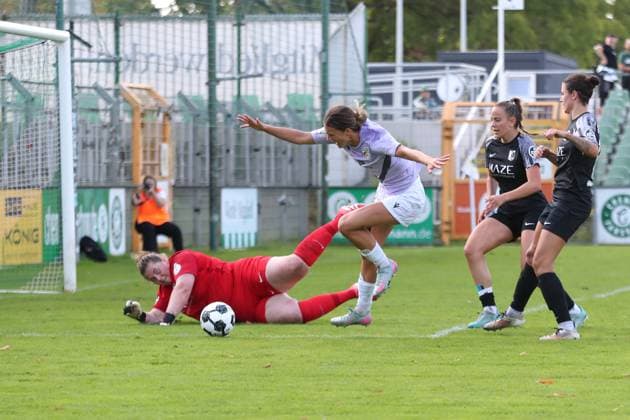 Soccer DFB Pokal Women BSG Chemie Leipzig vs FC Carl Zeiss Jena 28 09 2025 Goal chance for Anna Margraf 18, Carl Zeiss Jena , Goalkeeper Lina Bredereck 25, Chemie Leipzig saves Soccer, DFB Pokal Women, Season 2025 2026, 1 Round BSG Chemie Leipzig vs FC Carl Zeiss Jena on 28 09 2025 at Alfred Kunze Sportpark, Leipzig Leutzsch Copyright: xBEAUTIFULxSPORTS JanxKaeferx