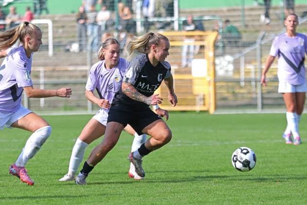 Soccer DFB Cup Women BSG Chemie Leipzig vs FC Carl Zeiss Jena 28 09 2025 Marlene Haberecht 11, Chemie Leipzig on the ball in front of Nike Andersson 6, Carl Zeiss Jena Soccer, DFB Cup Women, Season 2025 2026, 1 Round BSG Chemie Leipzig vs FC Carl Zeiss Jena on 28 09 2025 at Alfred Kunze Sportpark, Leipzig Leutzsch Copyright: xBEAUTIFULxSPORTS JanxKaeferx
