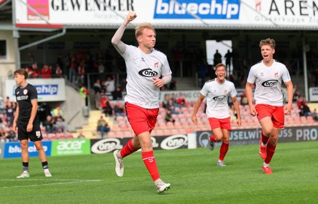 Sport Men Soccer Soccer Regionalliga Nord Ost Season 2025 26 10 Matchday 28 09 2025 Bluechip Arena Meuselwitz Thuringia ZFC Meuselwitz Greifswalder FC Felix Rehder celebrates after his goal to make it 1 0 for ZFC Meuselwitz Thueringen Germany