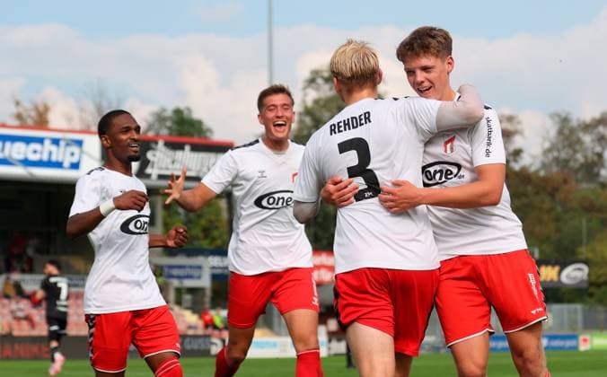 Sport Men Soccer Soccer Regionalliga Nord Ost Season 2025 26 10 Matchday 28 09 2025 Bluechip Arena Meuselwitz Thuringia ZFC Meuselwitz Greifswalder FC Felix Rehder celebrates after scoring the 1 0 goal for ZFC together with Califo Baldel Leon Schmökel s f l and Theo Teßmer r all ZFC Meuselwitz Thueringen Germany