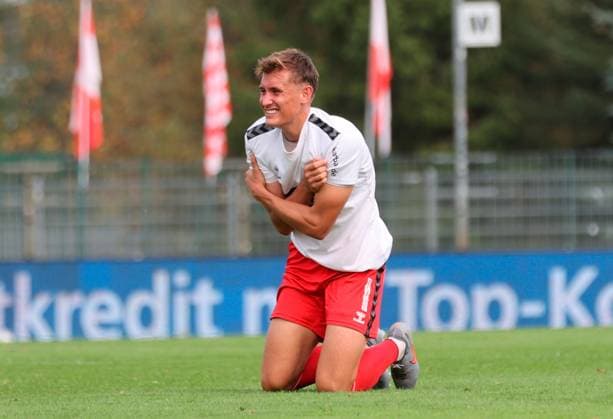 Sport Men Soccer Soccer Regionalliga Nord Ost Season 2025 26 10 Matchday 28 09 2025 Bluechip Arena Meuselwitz Thuringia ZFC Meuselwitz Greifswalder FC Leon Schmökel ZFC kneels on the pitch and holds his shoulders Meuselwitz Thuringia Germany