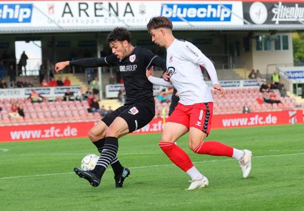 Sport Men Soccer Soccer Regionalliga Nord Ost Season 2025 26 10 Matchday 28 09 2025 Bluechip Arena Meuselwitz Thuringia ZFC Meuselwitz Greifswalder FC Christoph Pauling ZFC white red Jannis Farr Greifswald Meuselwitz Thuringia Germany