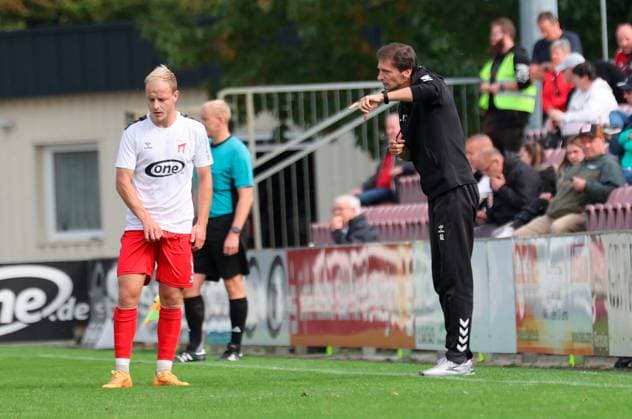 Sport Men Soccer Soccer Regionalliga Nord Ost Season 2025 26 10 Matchday 28 09 2025 Bluechip Arena Meuselwitz Thuringia ZFC Meuselwitz Greifswalder FC David Pfeil ZFC on the sidelines with coach Georg Martin Leopold Meuselwitz Thuringia Germany