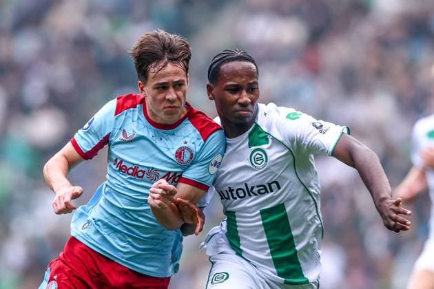 2025-09-28 FC Groningen v Feyenoord - Dutch Eredivisie GRONINGEN, NETHERLANDS - SEPTEMBER 28: Leo Sauer of Feyenoord battles for the ball with Tyrique Mercera of FC Groningen during the Dutch Eredivisie match between FC Groningen and Feyenoord at Stadion Euroborg on September 28, 2025 in Groningen, Netherlands. Groningen Stadion Euroborg Netherlands Content not available for redistribution in The Netherlands directly or indirectly through any third parties. Copyright: xPieterxvanxderxWoudex