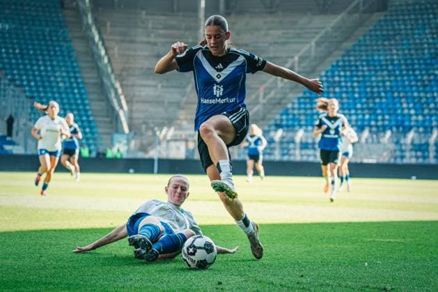 DFB Pokal Frauen 1 FC Magdeburg vs Hamburger SV, 28 09 25 Leni Eggert Hamburger SV, 29 jumps over the straddle DFB Pokal Frauen 2025 2026, 1 Runde 1 FC Madgeburg vs Hamburger SV am 28 09 2025 in der Avnet Arena, Magdeburg DFB DFL REGULATIONS PROHIBIT ANY USE OF PHOTOGRAPHS AS IMAGE SEQUENCES AND OR QUASI VIDEO Copyright: xBEAUTIFULxSPORTS Tonhäuserx