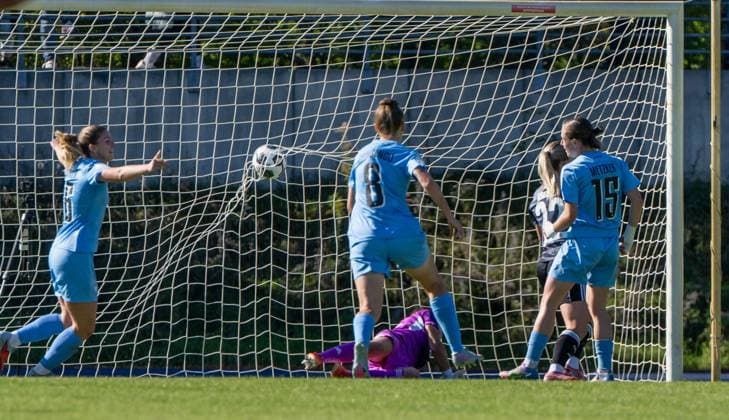 Soccer, Women, Season 2025 2026, DFB Pokal 1 Round , FC Viktoria 89 Berlin Eintracht Frankfurt, Pia Metzker r , FC Viktoria 1889 Berlin scores the goal to 1 2, 28 09 2025, Copyright: xMatthiasxKochx