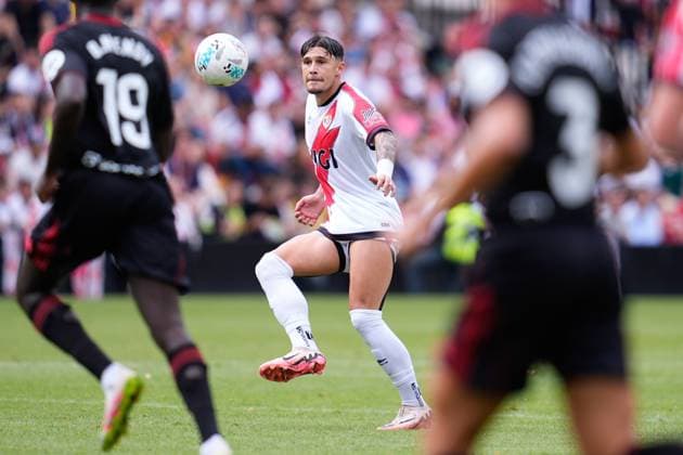 September 28, 2025, Madrid, Madrid, Spain: Andrei Ratiu of Rayo Vallecano in action during the Spanish League, LaLiga EA Sports, football match played between Rayo Vallecano and Sevilla FC at Estadio de Vallecas on September 28, 2025, in Madrid, Spain. Madrid Spain - ZUMAa181 20250928_zaa_a181_032 Copyright: xDennisxAgyemanx