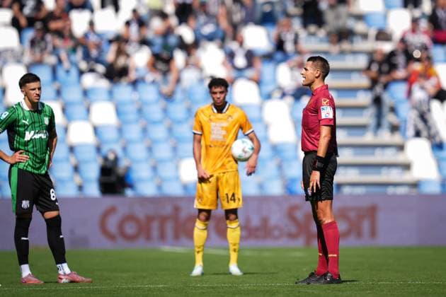Referee Daniele Perenzoni shouts instructions to players during the Serie A soccer match between Sassuolo and Udinese at the Mapei Stadium Cittˆ del Tricolore in Reggio Emilia, north Italy - Sunday, September 28, 2025 - - Soccer -  Copyright: xMassimoxPaolone LaPressex