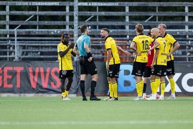 250928 Mjällbys Uba Charles Nwokoma and Axel Norén in conversation with the referee during the football match in Allsvenskan between Brommapojkarna and Mjällby on September 28, 2025 in Stockholm  Copyright: EMMAxWALLSKOG BB250928EW044