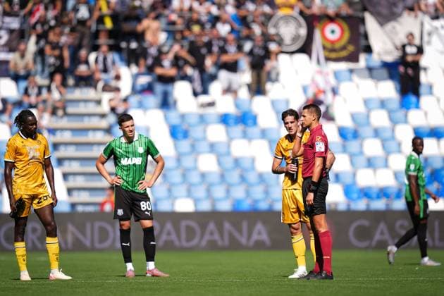 Referee Daniele Perenzoni shouts instructions to players during the Serie A soccer match between Sassuolo and Udinese at the Mapei Stadium Cittˆ del Tricolore in Reggio Emilia, north Italy - Sunday, September 28, 2025 - - Soccer -  Copyright: xMassimoxPaolone LaPressex