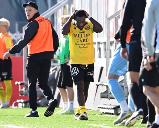 STOCKHOLM 20250928 Mjällbys Uba Charles Nwokoma receives a red card and leaves the pitch during Sundays football match in the Allsvenskan between IF Brommapojkarna and Mjällby AIF at Grimsta IP STOCKHOLM Sweden x10070x  Copyright: xJessicaxGow TTx ALLSVENSKAN BROMMAPOJKARNA-MJÄLLBY