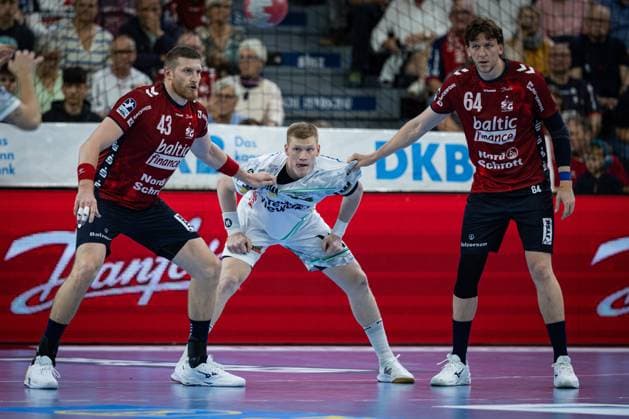 DAIKIN HBL SG Flensburg Handewitt vs FRISCH AUF Göppingen 28 09 25 Battle in the circle Blaz Blagotinsek No 43, SG Flensburg Handewitt , Ymir Örn Gislason No 33, Frisch auf Göppingen , Lasse Kjaer Møller No 64, SG Flensburg Handewitt DAIKIN HBL SG Flensburg Handewitt vs FRISCH AUF Göppingen, GP JOULE Arena on 28 09 25 Copyright: xBEAUTIFULxSPORTS MarioxM.xKobergx
