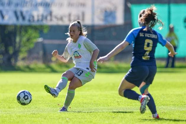 from left Ricarda Walkling SV Werder Bremen, 13 and Celine Witt SC Victoria Hamburg, 9 in duel, dynamic, action, action, game scene, THE DFB REGULATIONS PROHIBIT ANY USE OF PHOTOGRAPHS AS IMAGE SEQUENCES AND OR QUASI VIDEO , 28 09 2025, Hamburg Germany , Football, DFB Cup Women, SC Victoria Hamburg SV Werder Bremen xobx