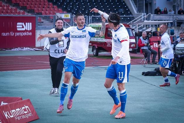 Dawid Kownacki 9 Hertha BSC Berlin , left, and Fabian Reese 11 Hertha BSC Berlin celebrate the 0 3, 1 FC Nuernberg vs Hertha BSC Berlin, DFL, 2 Bundesliga, Saison 2025 2026, Max Morlock Stadion, Hinrunde, 7 Spieltag, 28 09 2025 DFB regulations prohibit any use of photographs as image sequences and or quasi video Nuernberg Bayern Germany Copyright: xkolbert-press MartinxAgüerax