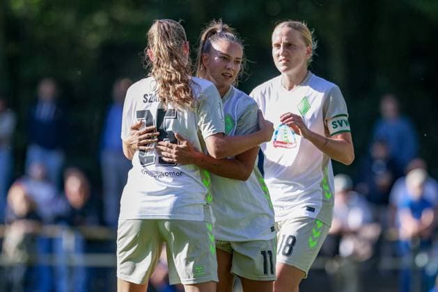 from left Lina Szaraz SV Werder Bremen, 25 , Maja Sternad SV Werder Bremen, 11 and Lina Hausicke SV Werder Bremen, 18 with goal celebration, jubilation, cheering, optimistic, game scene, highlight, joy about the goal to 0 2, THE DFB REGULATIONS PROHIBIT ANY USE OF PHOTOGRAPHS AS IMAGE SEQUENCES AND OR QUASI VIDEO , 28 09 2025, Hamburg Germany , Football, DFB Cup Women, SC Victoria Hamburg SV Werder Bremen xobx