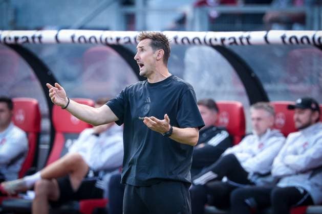 Head coach Miroslave Klose 1 FC Nuernberg gesticulates energetically, gives instructions to the team, 1 FC Nuernberg vs Hertha BSC Berlin, DFL, 2 Bundesliga, Saison 2025 2026, Max Morlock Stadion, Hinrunde, 7 Spieltag, 28 09 2025 DFB regulations prohibit any use of photographs as image sequences and or quasi video Nuernberg Bayern Germany Copyright: xkolbert-press MartinxAgüerax