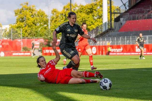 Match scene, duel, ball action, f l Anna Donner 1 FSV Mainz 05, 15 , Dina Orschmann 1 FC Union Berlin, 11 , GER, 1 FSV Mainz 05 vs 1 FC Union Berlin, Football, Womens DFB Cup, 1 round, 2025 2026 season, 28 09 2025, DFB REGULATES PROHIBIT ANY USE OF PHOTOGRAPHS AS IMAGE SEQUENCES AND OR QUASI VIDEO, GER, 1 FSV Mainz 05 vs 1 FC Union Berlin, Football, DFB Pokal der Frauen, 1 Runde, Saison 2025 2026, 28 09 2025 Mainz Copyright: xEibner-Pressefoto Jan-NiclasxGrox EP_JGG
