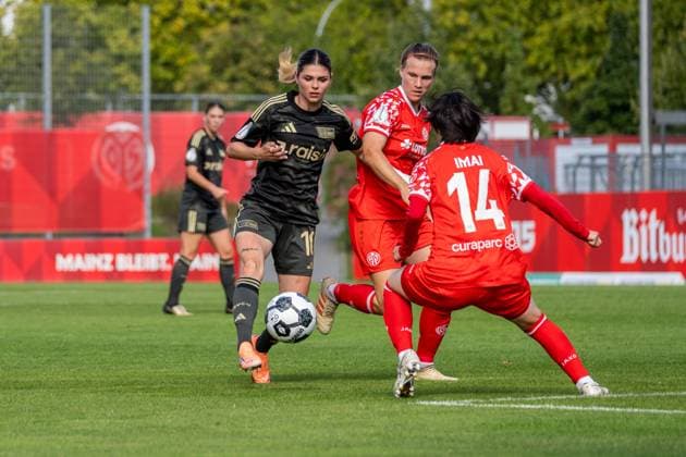 Match scene, duel, ball action, pass, passing, f l Eileen Campbell 1 FC Union Berlin, 10 , Nadine Anstatt 1 FSV Mainz 05, 27 , Yurina Imai 1 FSV Mainz 05, 14 , GER, 1 FSV Mainz 05 vs 1 FC Union Berlin, Football, DFB Pokal der Frauen, 1 Round, Season 2025 2026, 28 09 2025, DFB REGULATIONS PROHIBIT ANY USE OF PHOTOGRAPHS AS IMAGE SEQUENCES AND OR QUASI VIDEO, GER, 1 FSV Mainz 05 vs 1 FC Union Berlin, Football, Womens DFB Cup, 1 Round, Season 2025 2026, 28 09 2025 Mainz Copyright: xEibner-Pressefoto Jan-NiclasxGrox EP_JGG