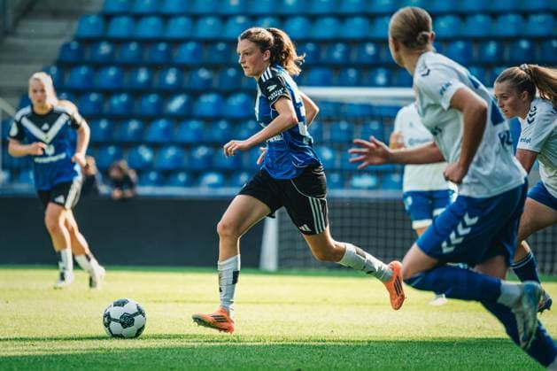 DFB Pokal Frauen 1 FC Magdeburg vs Hamburger SV, 28 09 25 Lotta Wrede Hamburger SV, 32 on the ball DFB Pokal Frauen 2025 2026, 1 Runde 1 FC Madgeburg vs Hamburger SV am 28 09 2025 in der Avnet Arena, Magdeburg DFB DFL REGULATIONS PROHIBIT ANY USE OF PHOTOGRAPHS AS IMAGE SEQUENCES AND OR QUASI VIDEO Copyright: xBEAUTIFULxSPORTS Tonhäuserx