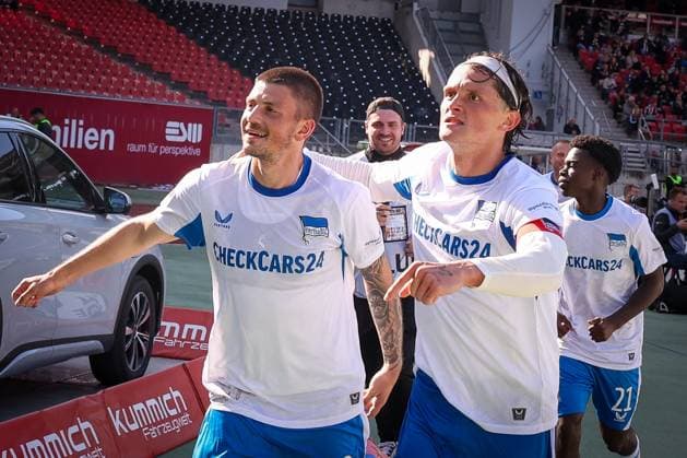 Dawid Kownacki 9 Hertha BSC Berlin , left, and Fabian Reese 11 Hertha BSC Berlin celebrate the 0 3, with Boris Mamuzah Lum 21 Hertha BSC Berlin , 1 FC Nuernberg vs Hertha BSC Berlin, DFL, 2 Bundesliga, Saison 2025 2026, Max Morlock Stadion, Hinrunde, 7 Spieltag, 28 09 2025 DFB regulations prohibit any use of photographs as image sequences and or quasi video Nuernberg Bayern Germany Copyright: xkolbert-press MartinxAgüerax