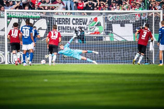 28 09 2025 Soccer, 2025 2026, 2 Bundesliga, Matchday 7, Hannover 96 DSC Arminia Bielefeld Boris Tomiak Hannover scores the goal to make it 3 1 before Jonas Kersken Bielefeld DFL REGULATIONS PROHIBIT ANY USE OF PHOTOGRAPHS AS IMAGE SEQUENCES AND OR QUASI VIDEO