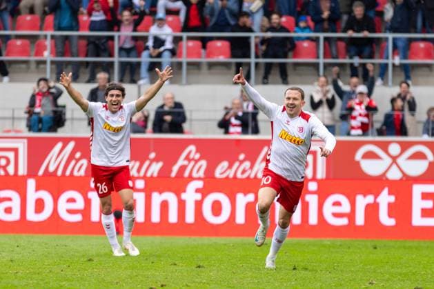 28 09 2025, Soccer, GER, Season, 3 Liga, Season 2025 2026, 8 Matchday, SSV Jahn Regensburg SC Verl Cheering after the 2 0 by Phil Beckhoff Jahn DFL REGULATIONS PROHIBIT ANY USE OF PHOTOGRAPHS AS IMAGE SEQUENCES AND OR QUASI VIDEO