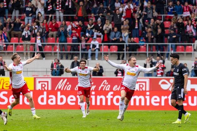 28 09 2025, Soccer, GER, Season, 3 Liga, Season 2025 2026, 8 Matchday, SSV Jahn Regensburg SC Verl Cheering after the 2 0 by Phil Beckhoff Jahn DFL REGULATIONS PROHIBIT ANY USE OF PHOTOGRAPHS AS IMAGE SEQUENCES AND OR QUASI VIDEO